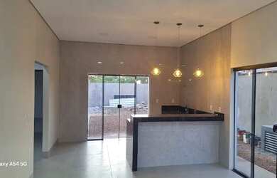 Imagem: A casa possui 3 Dormitórios, 2 Banheiros, 2 Vagas na garagem