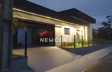 Imagem: A casa possui 3 Dormitórios, 5 Banheiros, 2 Vagas na garagem