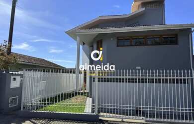 Imagem: A casa possui 3 Dormitórios, 3 Banheiros, 2 Vagas na garagem