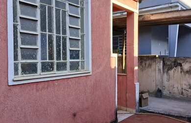 Imagem: A casa possui 3 Dormitórios, 1 Banheiro, 1 Vaga na garagem