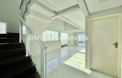 Imagem: A casa possui 4 Dormitórios, 2 Banheiros, 5 Vagas na garagem