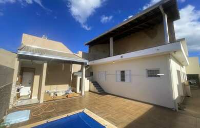 Imagem: A casa possui 3 Dormitórios, 3 Banheiros, 2 Vagas na garagem