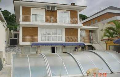 Imagem: A casa possui 4 Dormitórios, 5 Banheiros, 4 Vagas na garagem