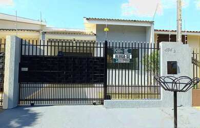 Imagem: A casa possui 3 Dormitórios, 1 Banheiro, 1 Vaga na garagem