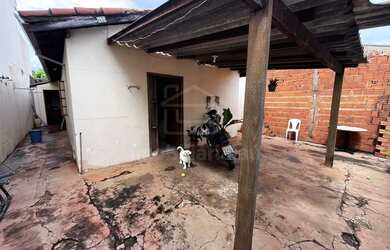 Imagem: A casa possui 2 Dormitórios, 1 Banheiro, 2 Vagas na garagem