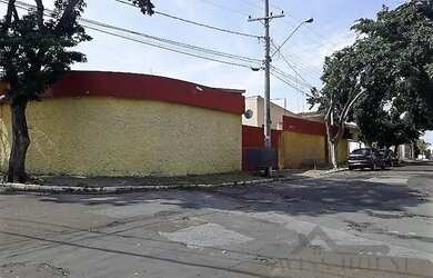 Imagem: A casa possui 4 Dormitórios, 3 Banheiros, 5 Vagas na garagem