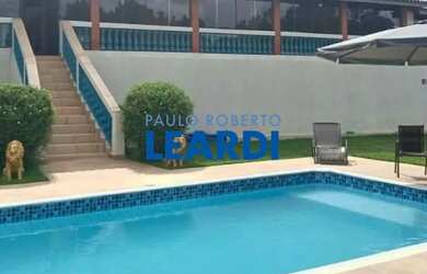 Imagem: A casa em condomínio à venda possui 3 Dormitórios, 5 Banheiros