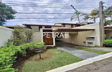 Imagem: A casa possui 3 Dormitórios, 1 Banheiro, 2 Vagas na garagem