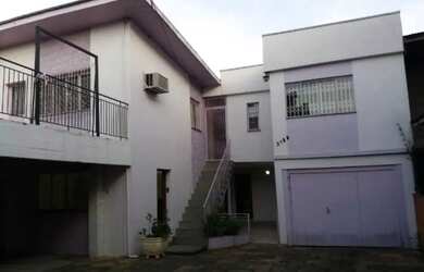 Imagem: A casa possui 4 Dormitórios, 3 Banheiros, 4 Vagas na garagem