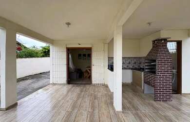 Imagem: A casa possui 3 Dormitórios, 3 Banheiros, 5 Vagas na garagem