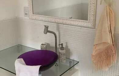 Imagem: A casa possui 4 Dormitórios, 4 Banheiros, 2 Vagas na garagem