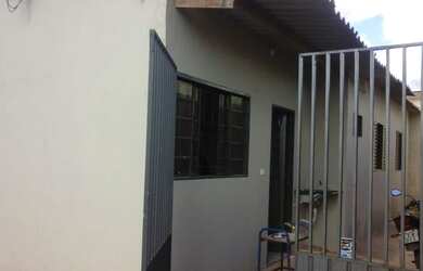 Imagem: A casa possui 2 Dormitórios, 1 Banheiro e 1 Vaga na garagem