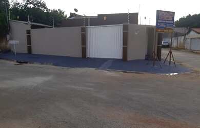 Imagem: A casa possui 3 Dormitórios, 3 Banheiros, 4 Vagas na garagem