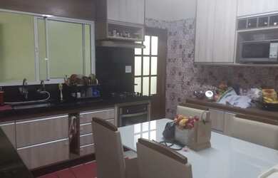 Imagem: A casa possui 2 Dormitórios, 2 Banheiros, 2 Vagas na garagem