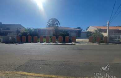 Imagem: A casa possui 4 Dormitórios, 4 Banheiros, 5 Vagas na garagem