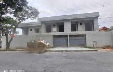 Imagem: A casa possui 3 Dormitórios, 2 Banheiros, 2 Vagas na garagem