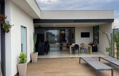 Imagem: A casa em condomínio possui 3 Dormitórios, 4 Banheiros, 2