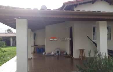 Imagem: A casa possui 3 Dormitórios, 2 Banheiros, 3 Vagas na garagem