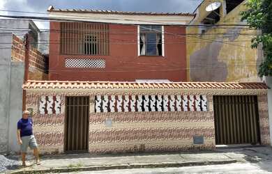 Imagem: A casa possui 4 Dormitórios, 4 Banheiros, 3 Vagas na garagem