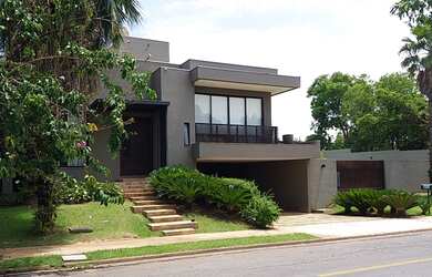 Imagem: A casa em condomínio possui 3 Dormitórios, 2 Banheiros, 4