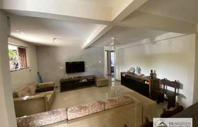 Imagem: A casa possui 5 Dormitórios, 4 Banheiros, 4 Vagas na garagem