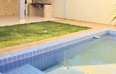 Imagem: A casa possui 3 Dormitórios, 3 Banheiros, 4 Vagas na garagem