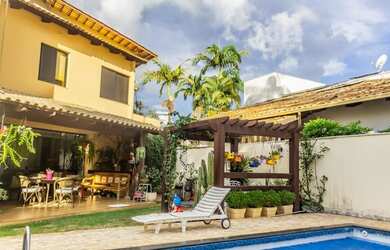 Imagem: A casa possui 3 Dormitórios, 5 Banheiros, 4 Vagas na garagem