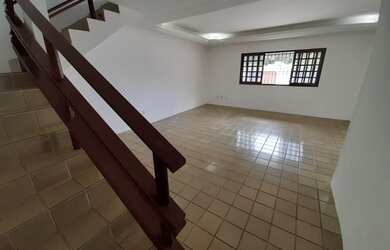 Imagem: A casa possui 4 Dormitórios, 4 Banheiros, 5 Vagas na garagem