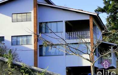 Imagem: A casa possui 3 Dormitórios, 3 Banheiros, 5 Vagas na garagem