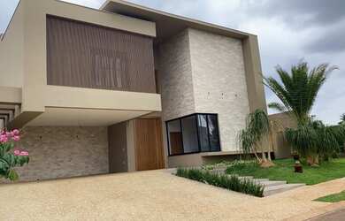 Imagem: A casa em condomínio possui 4 Dormitórios, 5 Banheiros, 535m²