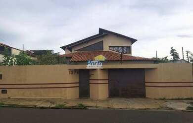 Imagem: A casa possui 4 Dormitórios, 5 Banheiros, 2 Vagas na garagem