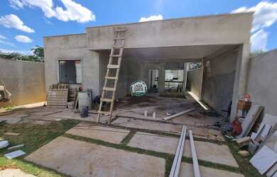 Imagem: A casa possui 3 Dormitórios, 2 Banheiros, 3 Vagas na garagem