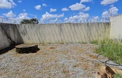 Imagem: A casa possui 3 Dormitórios, 2 Banheiros, 3 Vagas na garagem