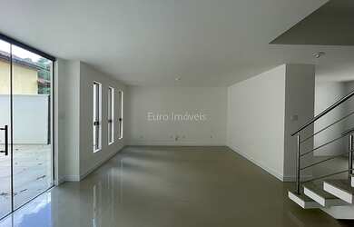 Imagem: A casa possui 4 Dormitórios, 4 Banheiros, 2 Vagas na garagem