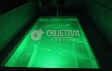 Imagem: A casa possui 3 Dormitórios, 3 Banheiros, 2 Vagas na garagem