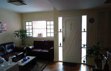 Imagem: A casa possui 5 Dormitórios, 3 Banheiros, 2 Vagas na garagem