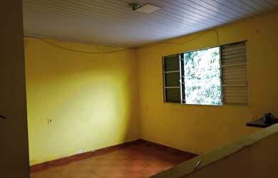 Imagem: A casa possui 2 Dormitórios, 1 Banheiro e está localizado