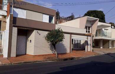 Imagem: A casa possui 4 Dormitórios, 4 Banheiros, 5 Vagas na garagem