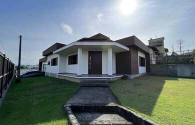 Imagem: A casa possui 3 Dormitórios, 3 Banheiros, 2 Vagas na garagem