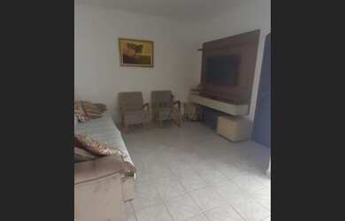 Imagem: A casa possui 4 Dormitórios, 1 Banheiro, 4 Vagas na garagem