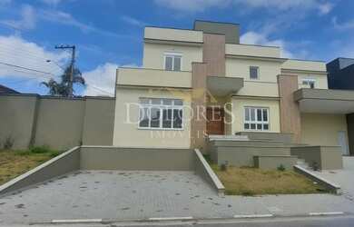 Imagem: A casa em condomínio possui 4 Dormitórios, 5 Banheiros, 500m²