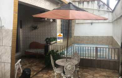 Imagem: A casa possui 5 Dormitórios, 5 Banheiros, 4 Vagas na garagem