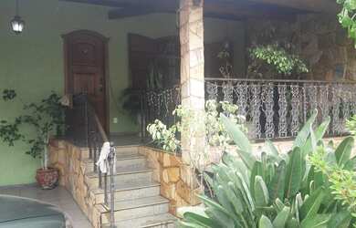 Imagem: A casa possui 5 Dormitórios, 2 Banheiros, 4 Vagas na garagem