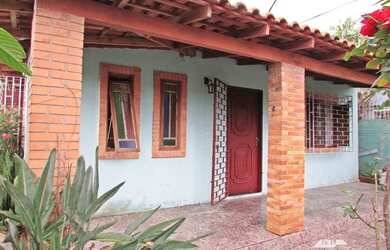 Imagem: A casa possui 2 Dormitórios, 2 Banheiros, 1 Vaga na garagem