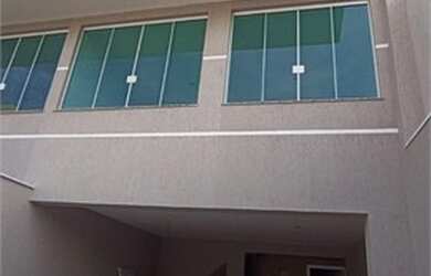 Imagem: A casa possui 3 Dormitórios, 3 Banheiros, 4 Vagas na garagem