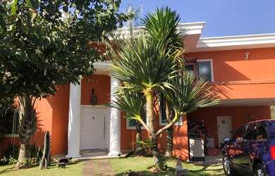 Imagem: A casa possui 5 Dormitórios, 5 Banheiros, 4 Vagas na garagem