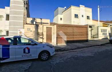 Imagem: A casa possui 2 Dormitórios, 4 Banheiros, 2 Vagas na garagem