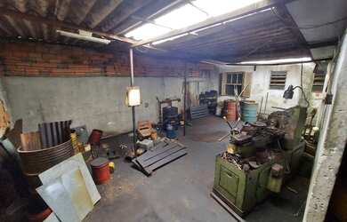 Imagem: A casa possui 2 Dormitórios, 1 Banheiro, 2 Vagas na garagem