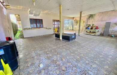 Imagem: A casa possui 3 Dormitórios, 1 Banheiro, 3 Vagas na garagem