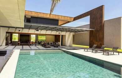 Imagem: A casa em condomínio possui 5 Dormitórios, 5 Banheiros, 5